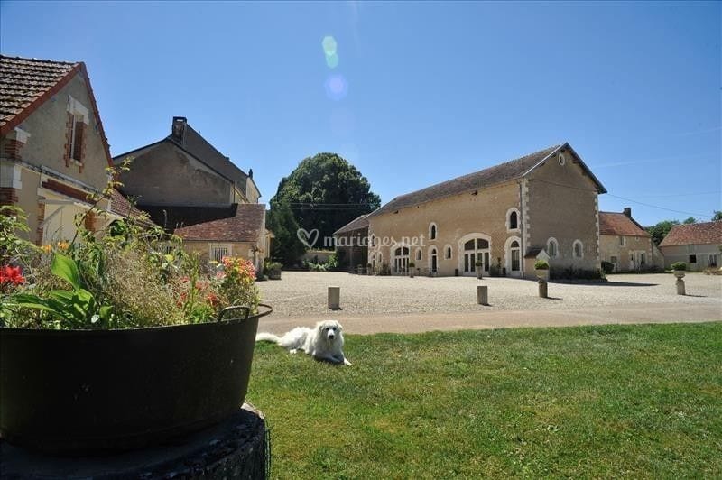 Domaine du Bouloy wedding venue in Druyes-les-Belles-Fontaines