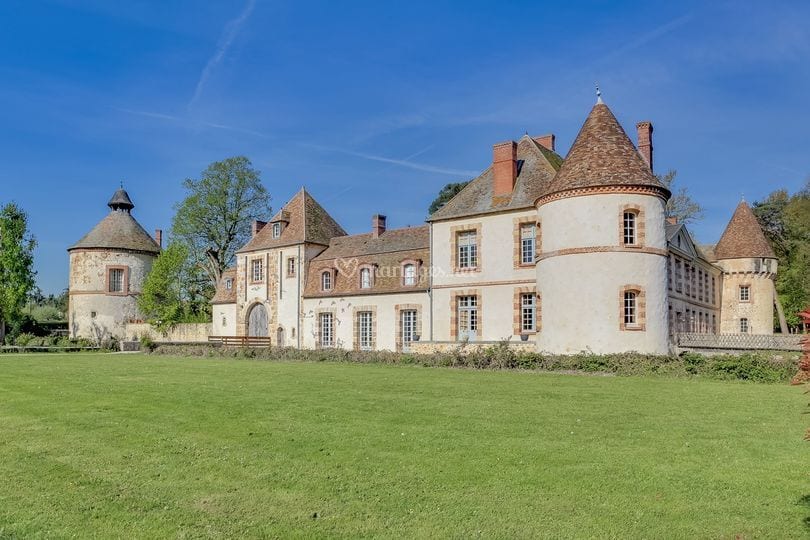 Château de la Cour Senlisse wedding venue in Senlisse